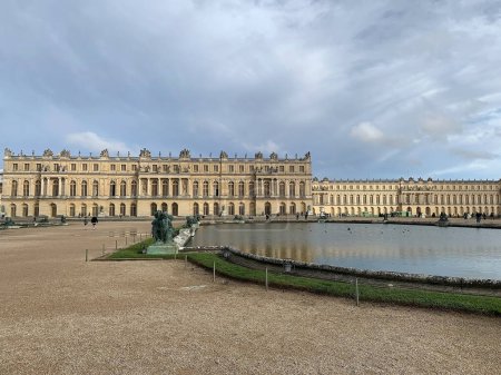 Foto de Palacio de Versalles, Francia. El Palacio de Versalles es una antigua residencia real encargada por el rey Luis XIV, situada en Versalles, 19 km al oeste de París.. - Imagen libre de derechos