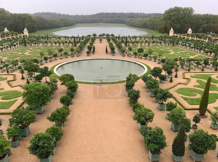 Téléchargez les photos : Jardins de Versailles, France. Le jardin occupe une partie de ce qui était autrefois la demesne royale du château de Versailles - en image libre de droit