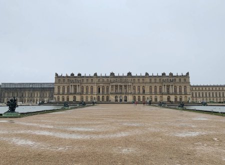 Téléchargez les photos : Château de Versailles, France. Le château de Versailles est une ancienne résidence royale commandée par le roi Luis XIV, située à Versailles, à 19 km à l'ouest de Paris.. - en image libre de droit
