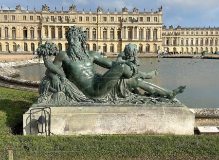Foto de Palacio de Versalles vista desde el jardín, Francia. El Palacio de Versalles es una antigua residencia real encargada por el rey Luis XIV, situada en Versalles, 19 km al oeste de París.. - Imagen libre de derechos