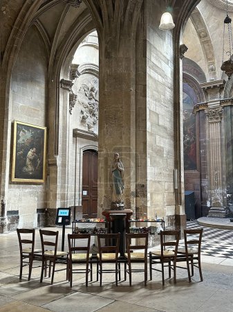 Téléchargez les photos : Église Saint-Merri à Paris, France. C'est une église paroissiale à Paris située près du Centre Pompidou. Dans environ 700 AD Saint Merri a été enterré là - en image libre de droit
