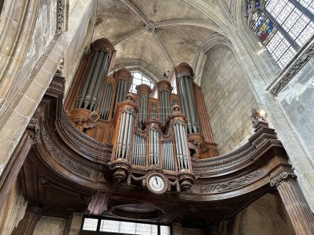 Téléchargez les photos : Orgue de la chorale à l'église Saint-Merri à Paris, France. C'est une église paroissiale à Paris située près du Centre Pompidou. Dans environ 700 AD Saint Merri a été enterré là - en image libre de droit