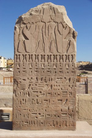 Téléchargez les photos : Stèle au complexe du temple Karnak à Louxor, en Égypte. Le complexe comprend un vaste mélange de temples, de pylônes, de chapelles et d'autres bâtiments. La construction a commencé pendant le règne de Senusret I, qui a régné 1971-1926 BCE. - en image libre de droit
