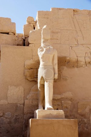 Téléchargez les photos : Statue au complexe du temple Karnak à Louxor, en Égypte. Le complexe comprend un vaste mélange de temples, de pylônes, de chapelles et d'autres bâtiments. La construction a commencé pendant le règne de Senusret I, qui a régné 1971-1926 BCE. - en image libre de droit