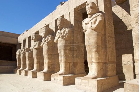Téléchargez les photos : Statues au complexe du temple Karnak à Louxor, en Égypte. Le complexe comprend un vaste mélange de temples, de pylônes, de chapelles et d'autres bâtiments. La construction a commencé pendant le règne de Senusret I, qui a régné 1971-1926 BCE. - en image libre de droit