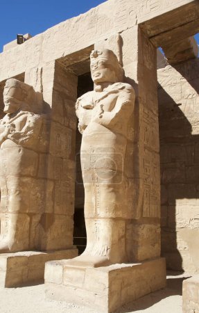 Téléchargez les photos : Statues au complexe du temple Karnak à Louxor, en Égypte. Le complexe comprend un vaste mélange de temples, de pylônes, de chapelles et d'autres bâtiments. La construction a commencé pendant le règne de Senusret I, qui a régné 1971-1926 BCE. - en image libre de droit