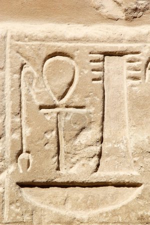 Téléchargez les photos : Hiéroglyphes sculptés au complexe du temple Karnak à Louxor, en Égypte. Le complexe comprend un vaste mélange de temples, de pylônes, de chapelles et d'autres bâtiments. La construction a commencé pendant le règne de Senusret I, qui a régné 1971-1926 BCE. - en image libre de droit