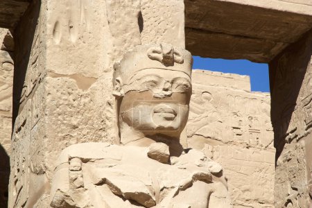 Téléchargez les photos : Détails de la statue au complexe du temple Karnak à Louxor, en Égypte. Le complexe comprend un vaste mélange de temples, de pylônes, de chapelles et d'autres bâtiments. La construction a commencé pendant le règne de Senusret I, qui a régné 1971-1926 BCE. - en image libre de droit