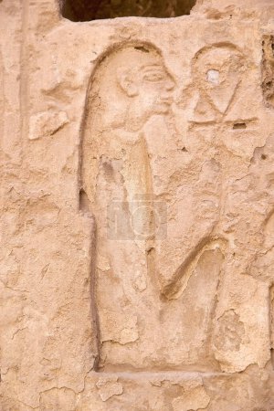 Téléchargez les photos : Figure sculptée au complexe du temple Karnak à Louxor, en Égypte. Le complexe comprend un vaste mélange de temples, de pylônes, de chapelles et d'autres bâtiments. La construction a commencé pendant le règne de Senusret I, qui a régné 1971-1926 BCE. - en image libre de droit