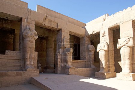 Téléchargez les photos : Le complexe du temple Karnak à Louxor, en Égypte. Le complexe comprend un vaste mélange de temples, de pylônes, de chapelles et d'autres bâtiments. La construction a commencé pendant le règne de Senusret I, qui a régné 1971-1926 BCE. - en image libre de droit