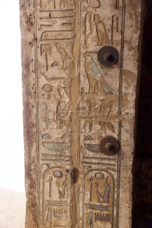 Téléchargez les photos : Hiéroglyphes au complexe du temple Karnak à Louxor, en Égypte. Le complexe comprend un vaste mélange de temples, de pylônes, de chapelles et d'autres bâtiments. La construction a commencé pendant le règne de Senusret I, qui a régné 1971-1926 BCE. - en image libre de droit