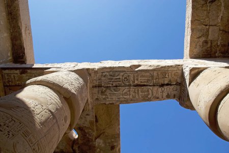 Téléchargez les photos : Hiéroglyphes au complexe du temple Karnak à Louxor, en Égypte. Le complexe comprend un vaste mélange de temples, de pylônes, de chapelles et d'autres bâtiments. La construction a commencé pendant le règne de Senusret I, qui a régné 1971-1926 BCE. - en image libre de droit