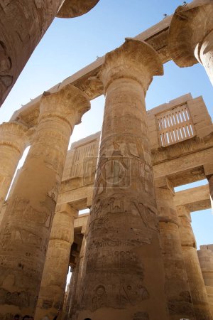 Téléchargez les photos : Colonnes dans la salle Hypostyle du complexe du temple Karnak à Louxor, en Égypte. Le complexe comprend un vaste mélange de temples, de pylônes, de chapelles et d'autres bâtiments. La construction a commencé pendant le règne de Senusret I, qui a régné 1971-1926 BCE. - en image libre de droit