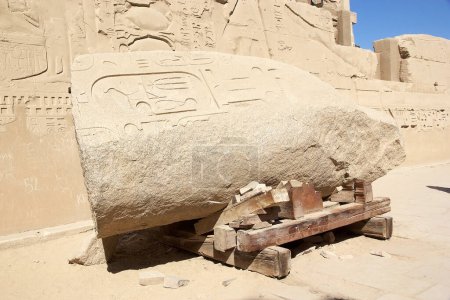 Téléchargez les photos : Ruines de l'obélisque au complexe du temple Karnak à Louxor, en Égypte. Le complexe comprend un vaste mélange de temples, de pylônes, de chapelles et d'autres bâtiments. La construction a commencé pendant le règne de Senusret I, qui a régné 1971-1926 BCE. - en image libre de droit