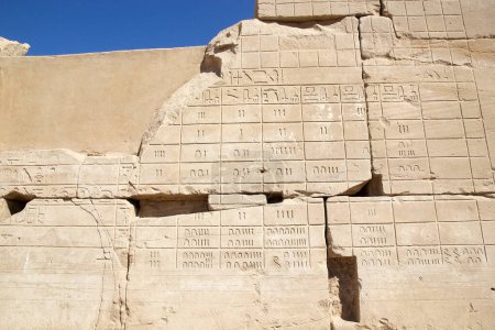 Téléchargez les photos : Calendrier égyptien au complexe du temple Karnak à Louxor, en Égypte. Le complexe comprend un vaste mélange de temples, de pylônes, de chapelles et d'autres bâtiments. La construction a commencé pendant le règne de Senusret I, qui a régné 1971-1926 BCE. - en image libre de droit