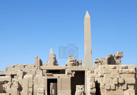 Téléchargez les photos : Obélisque au complexe du temple Karnak à Louxor, en Égypte. Le complexe comprend un vaste mélange de temples, de pylônes, de chapelles et d'autres bâtiments. La construction a commencé pendant le règne de Senusret I, qui a régné 1971-1926 BCE. - en image libre de droit