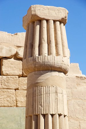 Téléchargez les photos : Colonne au complexe du temple Karnak à Louxor, en Égypte. Le complexe comprend un vaste mélange de temples, de pylônes, de chapelles et d'autres bâtiments. La construction a commencé pendant le règne de Senusret I, qui a régné 1971-1926 BCE. - en image libre de droit