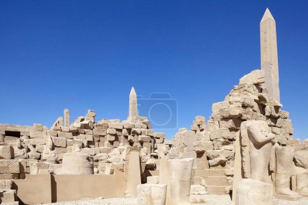 Téléchargez les photos : Obélisques au complexe du temple Karnak à Louxor, en Égypte. Le complexe comprend un vaste mélange de temples, de pylônes, de chapelles et d'autres bâtiments. La construction a commencé pendant le règne de Senusret I, qui a régné 1971-1926 BCE. - en image libre de droit