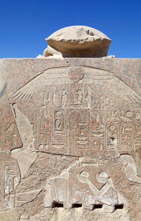 Téléchargez les photos : Le scarabée au complexe du temple Karnak à Louxor, en Égypte. Le complexe comprend un vaste mélange de temples, de pylônes, de chapelles et d'autres bâtiments. La construction a commencé pendant le règne de Senusret I, qui a régné 1971-1926 BCE. - en image libre de droit