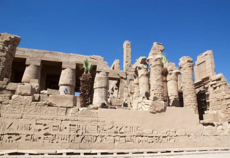 Téléchargez les photos : Le complexe du temple Karnak, en Égypte. Le complexe du temple de Karnak comprend un vaste mélange de temple, de phylons, de chapelles et d'autres bâtiments près de Louxor - en image libre de droit