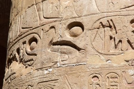 Téléchargez les photos : The Great Hypostyle Hall at the Karnak Temple Complex, Egypt. Le complexe du temple de Karnak comprend un vaste mélange de temple, de phylons, de chapelles et d'autres bâtiments près de Louxor - en image libre de droit