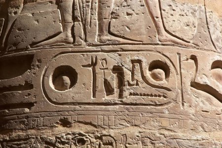 Téléchargez les photos : The Great Hypostyle Hall at the Karnak Temple Complex, Egypt. Le complexe du temple de Karnak comprend un vaste mélange de temple, de phylons, de chapelles et d'autres bâtiments près de Louxor - en image libre de droit