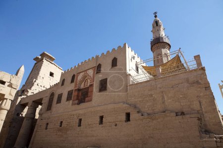 Téléchargez les photos : La mosquée Abu Haggag dans le temple de Louxor à Louxor, en Égypte. Il est situé sur la rive est de la rivière du Nil dans la ville aujourd'hui connue sous le nom de Louxor, ancienne Thèbes, et a été construit environ 140 avant JC - en image libre de droit