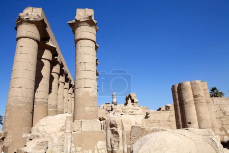 Téléchargez les photos : Temple de Louxor avec mosquée Abu-Haggag à Louxor, Égypte. Il est situé sur la rive est de la rivière du Nil dans la ville aujourd'hui connue sous le nom de Louxor, ancienne Thèbes, et a été construit environ 140 avant JC - en image libre de droit
