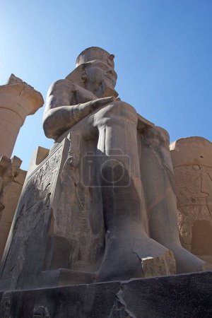 Téléchargez les photos : Statue de Ramsès II au Temple de Louxor à Louxor, Égypte. Il est situé sur la rive est de la rivière du Nil dans la ville aujourd'hui connue sous le nom de Louxor, ancienne Thèbes, et a été construit environ 140 avant JC - en image libre de droit
