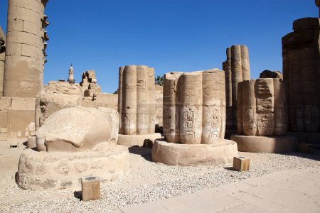 Téléchargez les photos : Temple Louxor à Louxor, Égypte. Il est situé sur la rive est de la rivière du Nil dans la ville aujourd'hui connue sous le nom de Louxor, ancienne Thèbes, et a été construit environ 140 avant JC - en image libre de droit