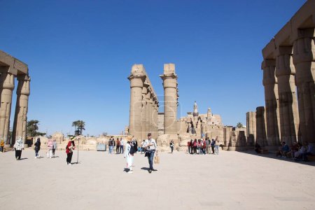 Téléchargez les photos : Temple Louxor à Louxor, Égypte. Il est situé sur la rive est de la rivière du Nil dans la ville aujourd'hui connue sous le nom de Louxor, ancienne Thèbes, et a été construit environ 140 avant JC - en image libre de droit