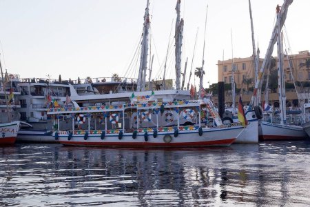 Téléchargez les photos : Bateaux et feluccas sur le Nil à Louxor, Egypte - en image libre de droit