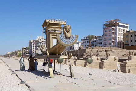 Téléchargez les photos : Bateau dans les dromos de Louxor, une avenue de shpynx à tête humaine qui reliait autrefois les temples de Karnak et Louxor, Egypte - en image libre de droit