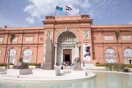 Téléchargez les photos : Entrée du musée égyptien au Caire, Égypte. Le musée égyptien abrite la plus grande collection d'antiquités égyptiennes au monde - en image libre de droit