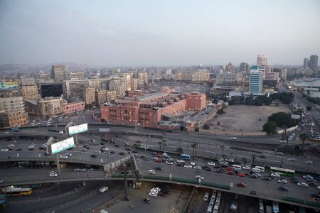 Téléchargez les photos : Paysage urbain du Caire avec musée égyptien. Le Caire est la capitale de l'Egypte - en image libre de droit