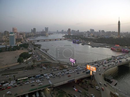 Téléchargez les photos : Paysage urbain du Caire au coucher du soleil avec la Tour du Caire et le Nil. Le Caire est la capitale de l'Egypte - en image libre de droit