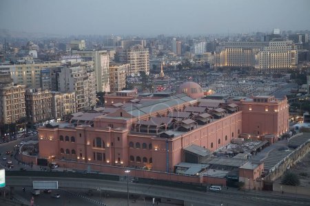 Téléchargez les photos : Paysage urbain du Caire avec musée égyptien au coucher du soleil. Le Caire est la capitale de l'Egypte - en image libre de droit