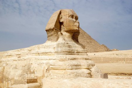 Téléchargez les photos : Le Grand Sphinx dans le complexe pyramidal de Gizeh, Égypte. Il a été construit sous la IVe dynastie de l'Ancien Empire - en image libre de droit