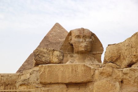 Téléchargez les photos : Le Grand Sphinx et la pyramide de Khefre dans le complexe pyramidal de Gizeh, Égypte. Il a été construit sous la IVe dynastie de l'Ancien Empire - en image libre de droit
