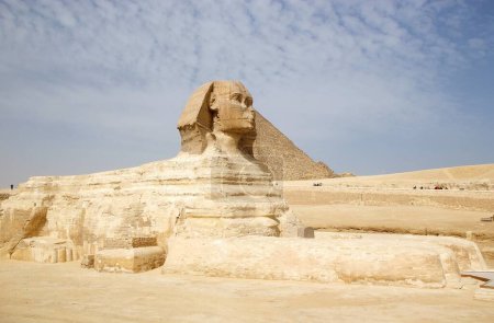 Téléchargez les photos : Le Grand Sphinx dans le complexe pyramidal de Gizeh, Égypte. Il a été construit sous la IVe dynastie de l'Ancien Empire - en image libre de droit
