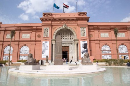 Téléchargez les photos : Musée égyptien est situé au Caire, en Egypte, et abrite la plus grande collection d'antiquités égyptiennes dans le monde - en image libre de droit