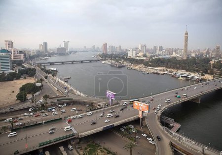 Téléchargez les photos : Vue sur la ville du Caire avec le Nil, Tour du Caire et pont, Egypte. Le Caire est l'habitant de l'Egypte - en image libre de droit