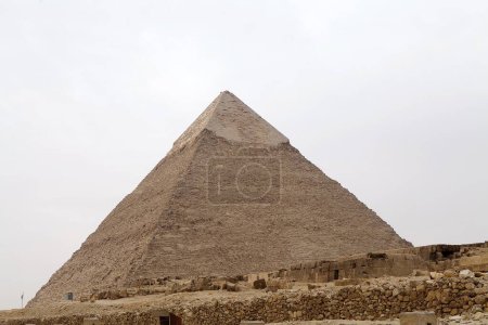 Téléchargez les photos : La pyramide de Khefre au complexe de la pyramide de Gizeh à Gizeh, en Égypte, également appelée nécropole de Gizeh. Il a été construit sous la IVe dynastie de l'Ancien Empire - en image libre de droit