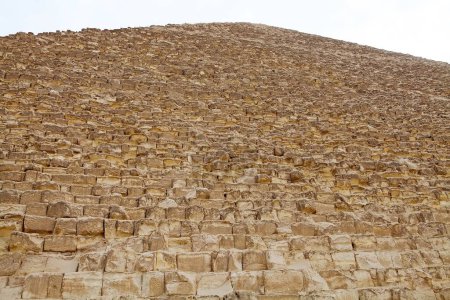 Téléchargez les photos : Le côté de la Grande Pyramide au Complexe de la Pyramide de Gizeh à Gizeh, en Égypte, aussi appelé la nécropole de Gizeh. Il a été construit sous la IVe dynastie de l'Ancien Empire - en image libre de droit