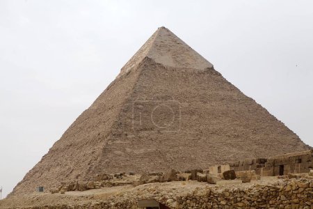 Téléchargez les photos : La pyramide de Khefre au complexe de la pyramide de Gizeh à Gizeh, en Égypte, également appelée nécropole de Gizeh. Il a été construit sous la IVe dynastie de l'Ancien Empire - en image libre de droit