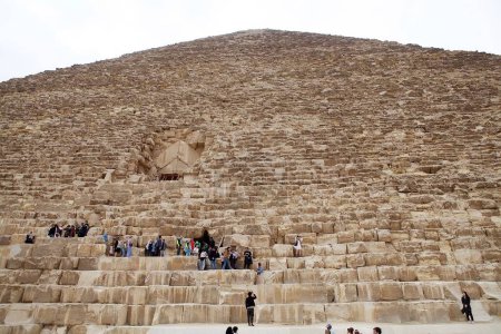 Téléchargez les photos : L'entrée de la Grande Pyramide au Complexe de la Pyramide de Gizeh à Gizeh, en Égypte, aussi appelé la nécropole de Gizeh. Il a été construit sous la IVe dynastie de l'Ancien Empire - en image libre de droit