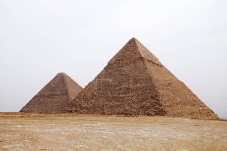 Téléchargez les photos : La Grande Pyramide et la Pyramide de Khefre au Complexe de la Pyramide de Gizeh à Gizeh, en Égypte, aussi appelée la nécropole de Gizeh. Il a été construit sous la IVe dynastie de l'Ancien Empire - en image libre de droit