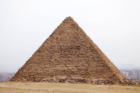 Téléchargez les photos : La pyramide de Menkaure au complexe de la pyramide de Gizeh à Gizeh, en Égypte, également appelée nécropole de Gizeh. Il a été construit sous la IVe dynastie de l'Ancien Empire - en image libre de droit