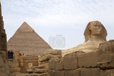 Téléchargez les photos : Le grand sphinx et la pyramide de Khefre à Gizeh, en Égypte. Ils ont été construits sous la IVe dynastie de l'Ancien Empire - en image libre de droit
