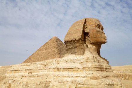 Téléchargez les photos : The Great Sphinx and the Great Pyramids in Giza, Egypt. Ils ont été construits sous la IVe dynastie de l'Ancien Empire - en image libre de droit